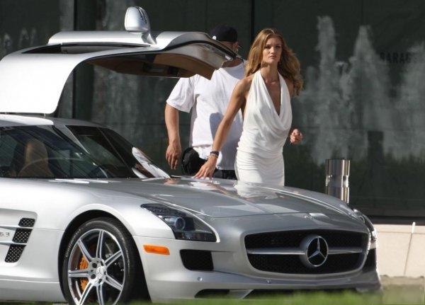 电影《变形金刚》1-4中分别出现了哪些型号的汽车?-