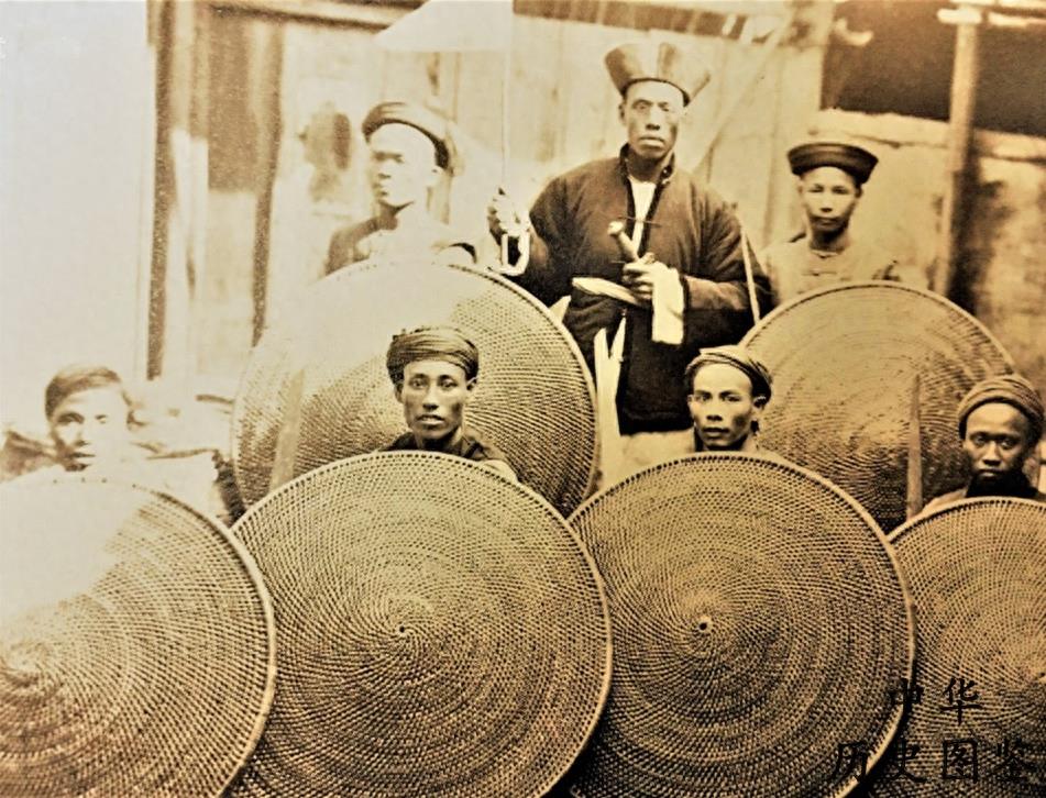 一组罕见的历史老照片:图二是神秘的“类人猿”,图七的穿着亮了