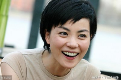 ​《国语经典101》是集合了跨公司38位华语乐坛顶级歌手携手合作