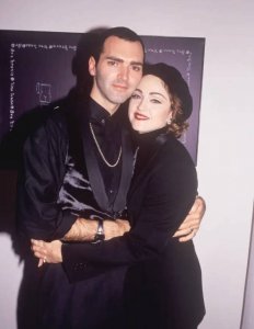 ​麦当娜发文悼念因癌症去世弟弟：很高兴他不再受苦