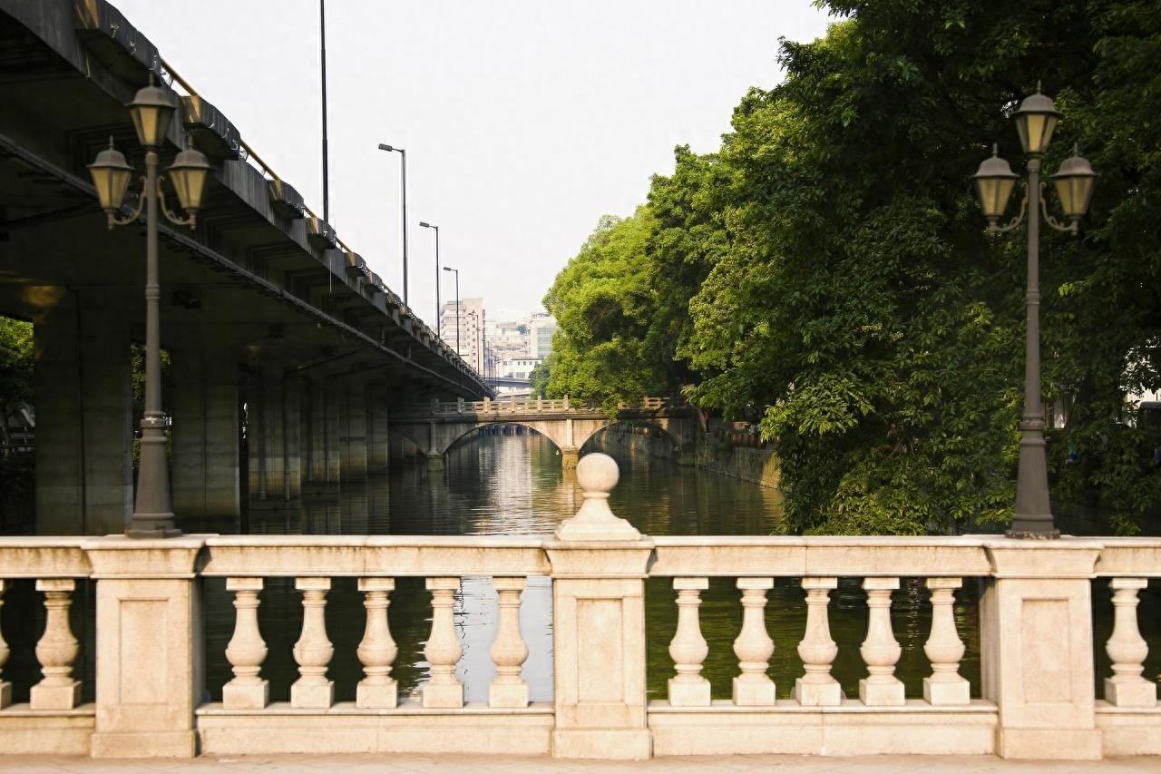 沙面岛位于广州市,是广州著名的外事游览区和历史文物保护区