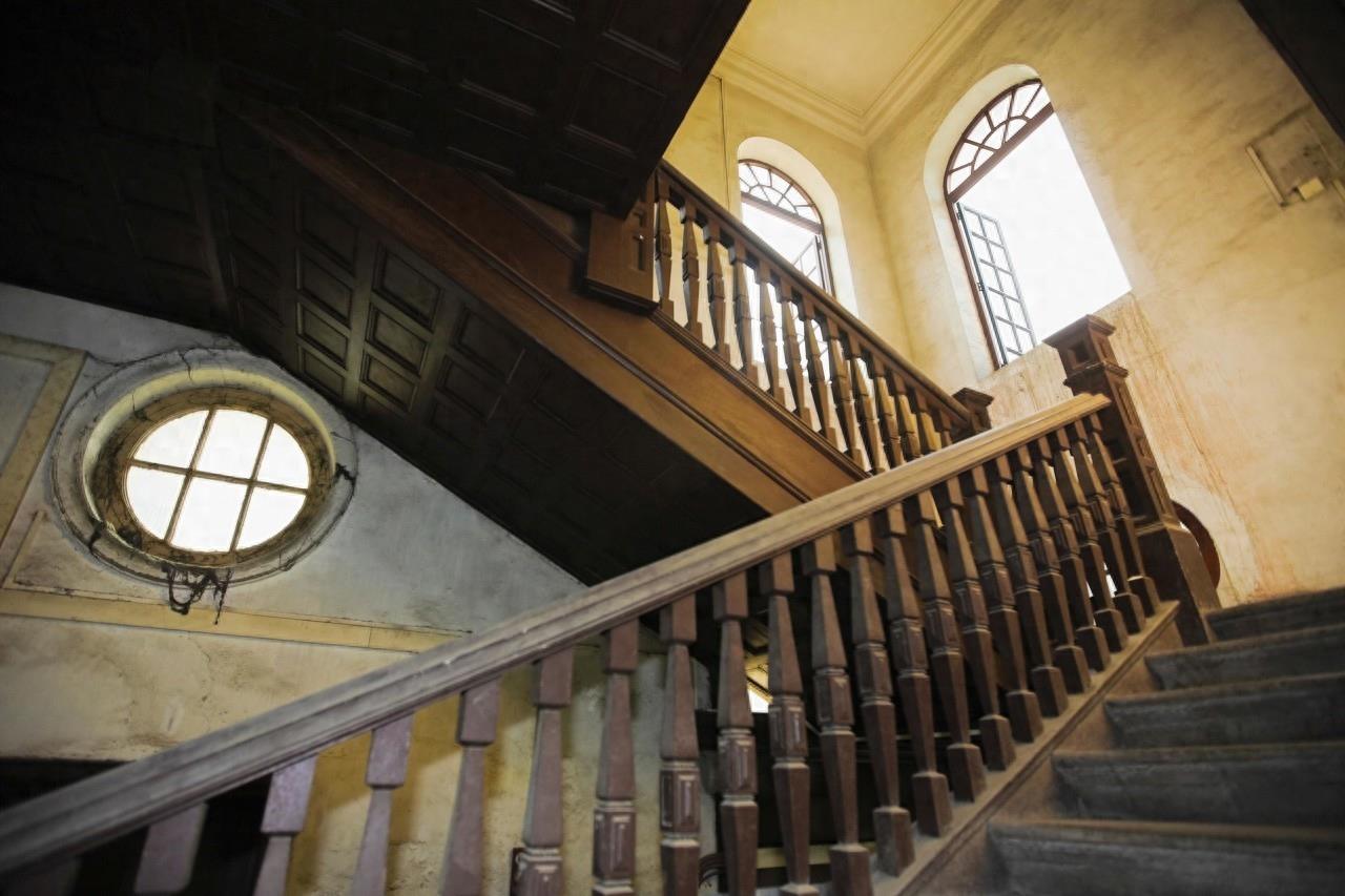 沙面岛位于广州市,是广州著名的外事游览区和历史文物保护区