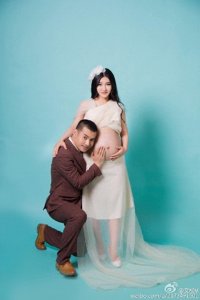 ​文松和漂亮妻子近照，抱着可爱儿子晒幸福