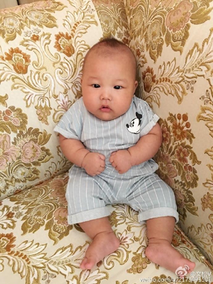 文松和漂亮妻子近照，抱着可爱儿子晒幸福