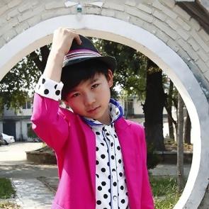 还记得星际精灵蓝多多的扮演者黄誉博吗？现在是越长越帅气了~~