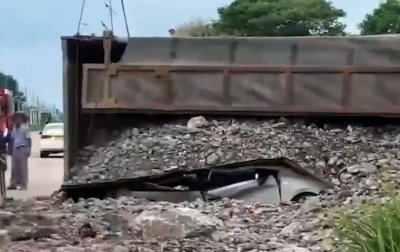 ​货车侧翻压住C1教练车致3死，其中2人系00后！事故原因正在调查