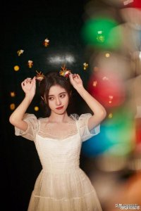 ​鞠婧祎白色蕾丝裙，可爱气质相结合，锁骨杀接好