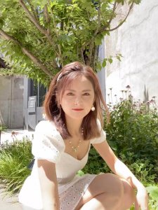 ​人比花娇！美女体育主播小南绝美身材 泡泡公主裙展现醉人笑容