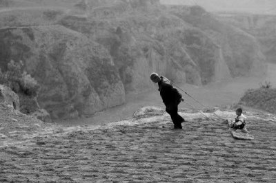 ​实拍农耕记忆：这个“耱”过去的孩子几乎都坐过