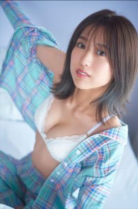 ​篠崎彩奈：娇小身材释放无限能量，颜值与实力并存，写真征服粉丝