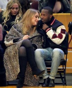 ​阿黛尔耳朵暂时失聪，坦言经历痛苦，演出仍将继续