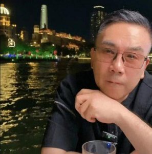 ​相声圈热议：郭德纲巧妙无视杨议与侯耀华的“带货”游戏