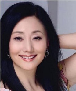 ​琼瑶离世引发赵丽娟怀旧：从“令妃”到人生转折的真实故事