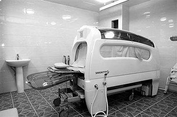 日本发明自动洗澡机,能帮人洗澡消毒,全程自动不用手