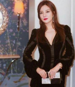 ​赵薇：从《还珠格格》到商业女强人的传奇人生与挑战