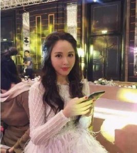 ​香港知名女星30岁大婚，内地网红疑因曝光隐私缺席，引发热议