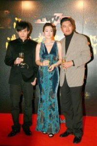 ​周润发妻子与巩俐同框，64岁富婆与57岁巨星气质差距明显