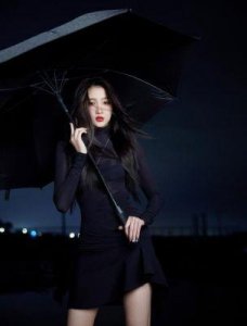 ​深圳之夜：关晓彤的黑丝袜腿林允的漫画腿刘亦菲的丰盈之美让我惊艳