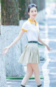 ​陈都灵现身时尚杂志封面，展现青春靓丽与迷人魅力