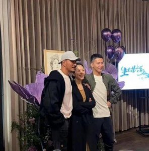 ​胡军为妻卢芳庆生：浪漫派对与幸福全家福