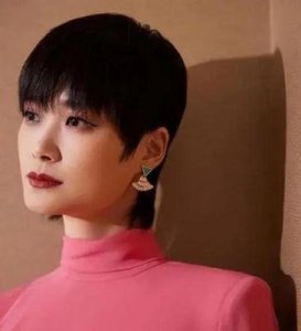 ​李宇春个人资料及家庭背景揭秘，谁在背后支持她成为明星？