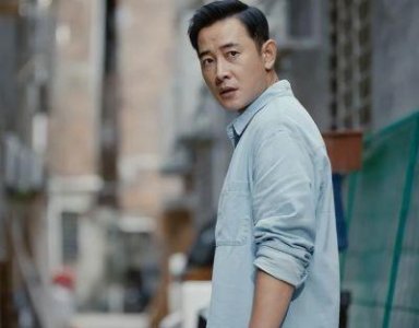 ​唐嫣与罗晋迪士尼出游被网友吐槽，明星日常穿搭引发热议