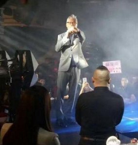 ​70岁香港明星不惧形象，头顶纸箱抗雨，内地定居成‘酒吧走穴王’