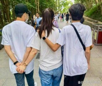 ​袁咏仪庆祝好友生日，一家四口温馨亮相，17岁张慕童已超过父亲身高