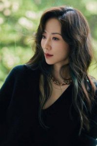 ​韩雪家庭背景揭秘：16枚军功章背后的“红三代”传承与自我奋斗