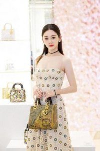 ​苗苗的真实姓名个人资料及家庭背景揭秘