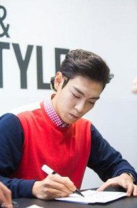 ​TOP前BIGBANG成员现身，紫发薄唇引粉丝关注，非自家偶像？