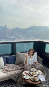 ​最美‘苗若兰’身材走样，脸颊肉感肩膀厚实，嫁给富商老公住豪宅