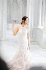 ​陈乔恩中式婚纱照惊艳外网：跨国爱恋，经典回忆，甜蜜满满