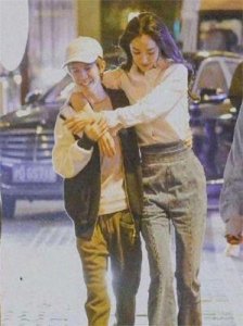 ​杨幂与郭敬明素颜合照引热议，网友赞美友情与经典《小时代》回忆