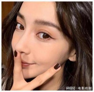 ​杨颖曾与陈伟霆恋情曝光，她赴海外接受整形手术，回国后以“AB”艺名崭露头角