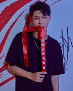 ​秦霄贤大胆回应争议：事业低谷不代表放弃，粉丝态度引热议