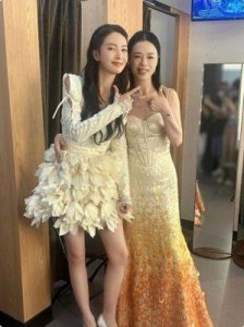 ​黄绮珊换脸了？瘦身后龅牙消失不见，演唱会秒变20岁少女