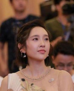 ​唐婷改名为唐艺昕，揭秘其出道前的职业及网传美空背景