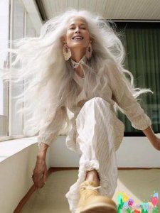 ​70岁退休奶奶变身国际超模！颜值与气质并存，她的退休生活令人惊叹！