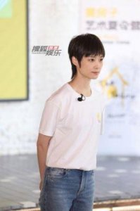 ​李宇春支持黄房子艺术夏令营，倡导公益互动