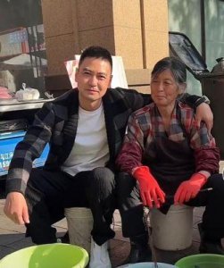 ​李飞，著名演员的家乡及近期街头卖鱼经历揭秘