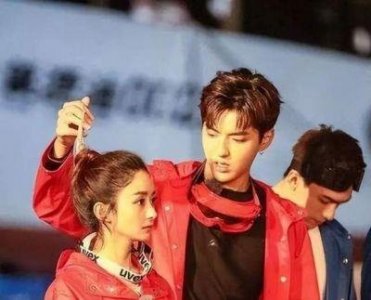 ​赵丽颖与吴亦凡的关系揭秘：赵丽颖离婚事件是否与其有关？