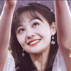 ​郑爽微博更新个人动态，发布的文字充满感慨，但却被质疑是在蹭热度