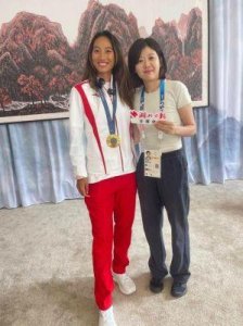 ​28岁章泽天近照曝光，淡妆亮相肌肤苍白，身为母亲眼神中透露出疲惫