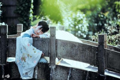 ​小说：王爷竟藏在她的浴缸中，幸她机智调开众人，再看王爷已昏迷