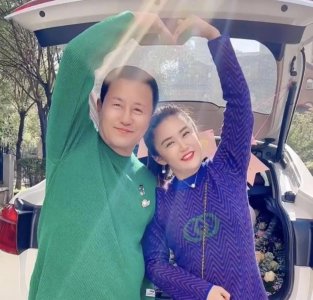 ​王小宝：与前妻离婚后，再娶小19岁的吴琼，今57岁一儿一女乐开怀