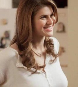 ​她被誉为好莱坞“第一美胸”，曾在美剧《真探》中贡献了一段突破性表演