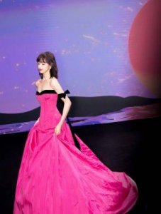 ​盘点娱乐圈中脚丫子最好看的女星：赵丽颖娇小玲珑，热巴修长高挑，而她呢？