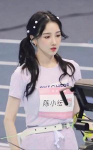 ​陈小纭自曝整骨十次，边整边哭只为变美，对比旧照变化超明显