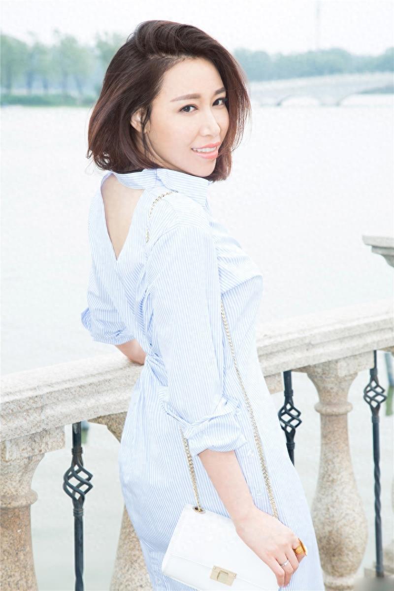 美女歌手金池,歌声磁性有穿透力,唱功与台风俱佳,为舞台而生!